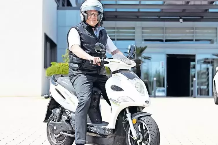 Mit Roller zum Krankenhaus: Chefarzt Uwe Eissler.