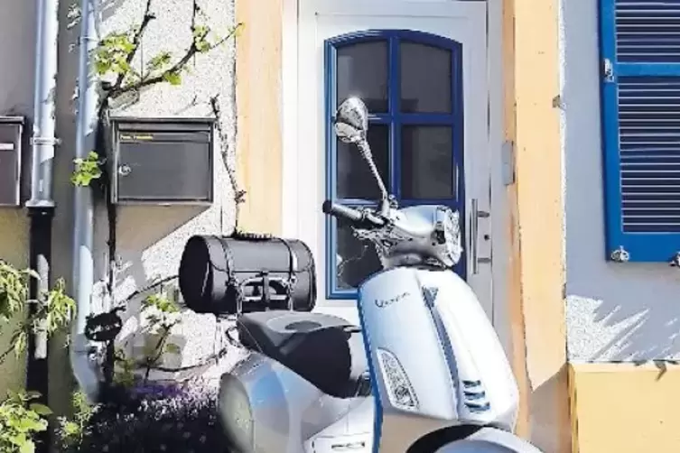 In der Altstadt: Marco Schmidts E-Vespa l&auml;dt auf.