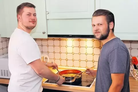 Küchenchefs: Lukas Römer (links) und Lucas Reinle organisieren seit zwei Jahren die Verpflegung beim Bierfest. Gekocht wird dann