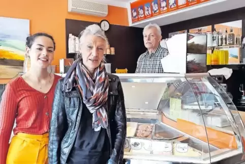 Stolz auf ihr Eis (von links): Aushilfe Gülin Sari, Anette und Anton Schmittutz.