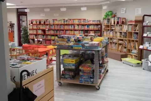 Es darf nicht nur gelesen, sondern auch gespielt werden: Die Bibliothek Ramstein mit der Ludothek im Vordergrund. Foto: Theato