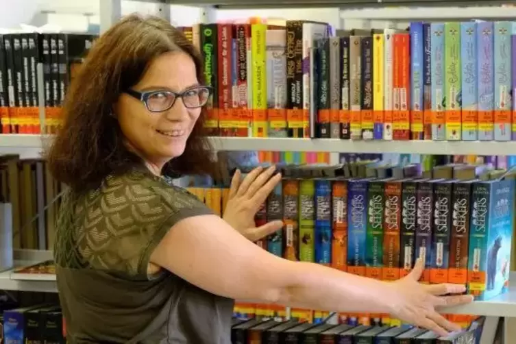 In ihrem Reich: Silke Zimmer, Bibliotheksangestellte der Ramsteiner B&uuml;cherei.  Foto: Theato