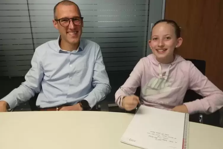 Auf langen Strecken ist er in seinem Element: Daniel Hirsch im Gespr&auml;ch mit Kinderreporterin Julie Schwarz.  Foto: juls
