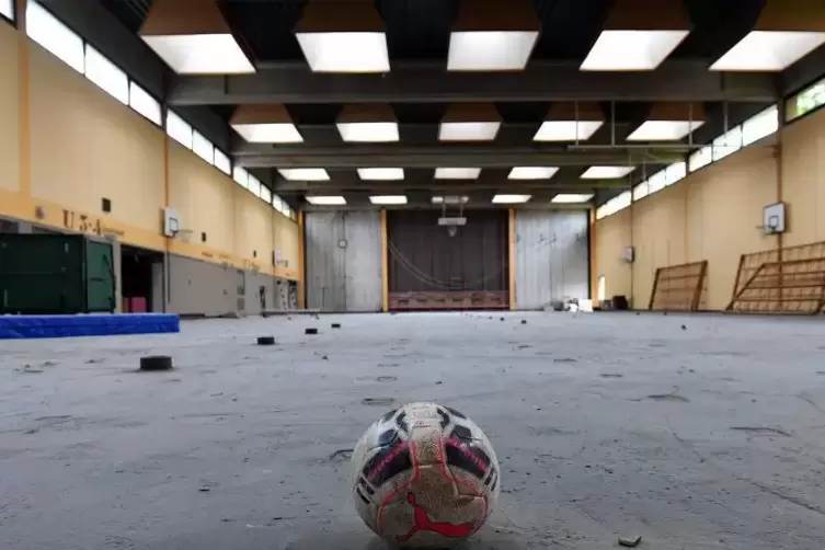 Die Sporthalle der Siebenpfeiffer-Realschule plus in Haßloch ist schon seit einiger Zeit außer Betrieb. Derzeit laufen dort die 