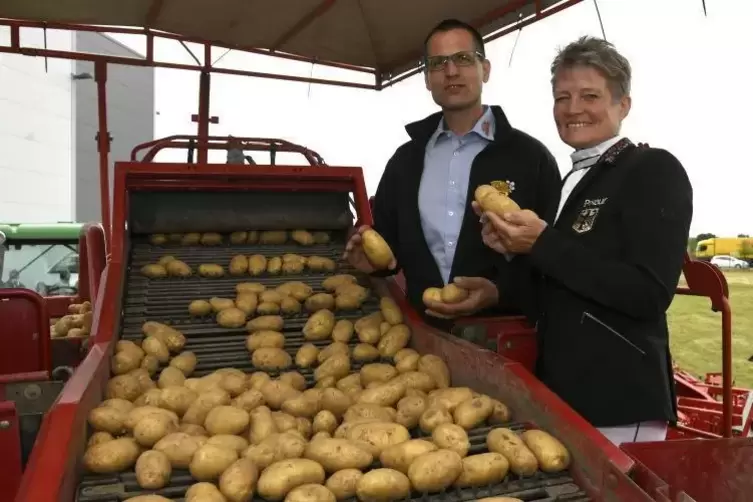 Kartoffelbauern-Vorsitzender mit Markenbotschafterin: Hartmut Magin und die Dressurreiterin Hanne Brenner.  Foto: BOlte 