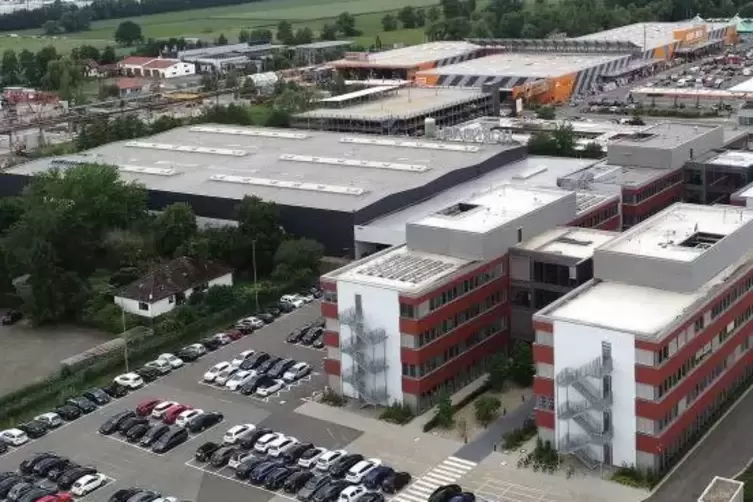 Die Bornheimer Hornbach-Zentrale mit den beiden Neubauten im Vordergrund. Foto: van