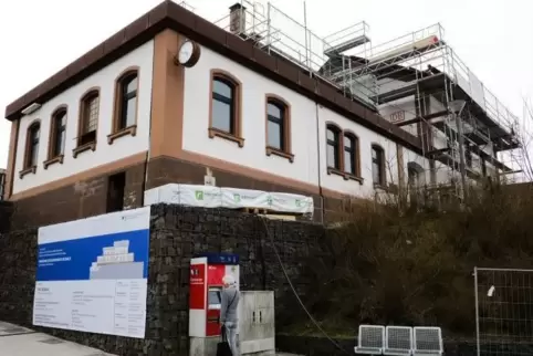 Am Bahnhof Bexbach trafen die Polizisten gleichzeitig mit dem Zug ein. Archivfoto: Moschel