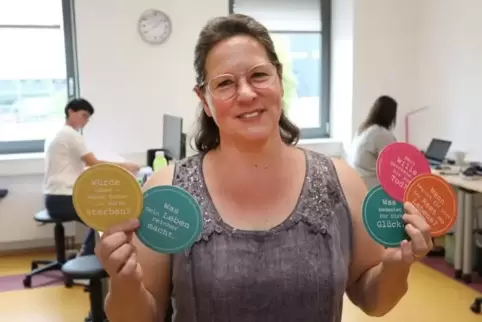 Sandra Blaß, Koordinatorin vom SAPV-Team, präsentiert Denkanstöße. Foto: van