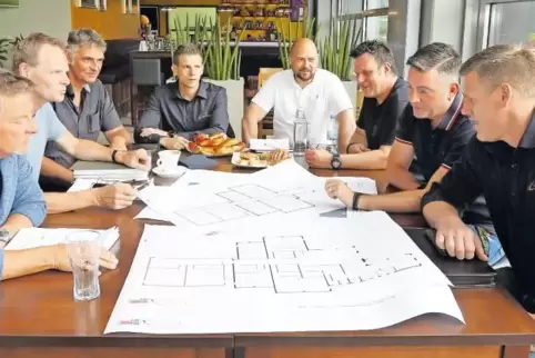 Bei der Bau-Besprechung zur Erweiterung der Filmwelt, von links: Bauunternehmer Axel Philippi, Architekt Matthias Hansske, Licht