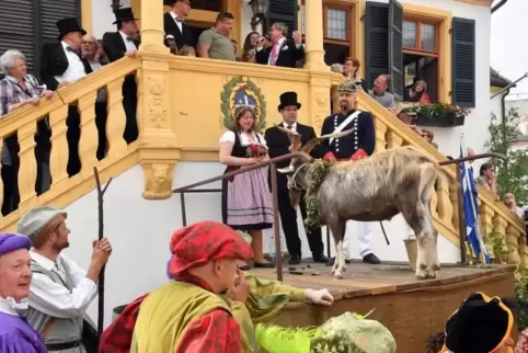 Dreigestirn: Auktionator Markus Wahl, Benjamin Merk und Stadtbürgermeister Manfred Dörr stehen oben, unten das Brautpaar mit Gei