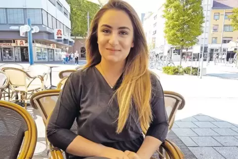 Laut Parteichef David Guthier „ein politisches Talent“: Selina Akdeniz im Café Alex in der Innenstadt.