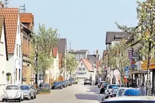 Die Hauptstraße ist die zentrale Verkehrsachse Rheingönheims.