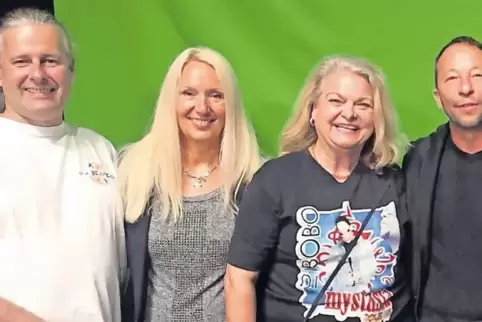 Markus und Monika Tönneßen (links, dritte von links), DJ Bobo und Nancy