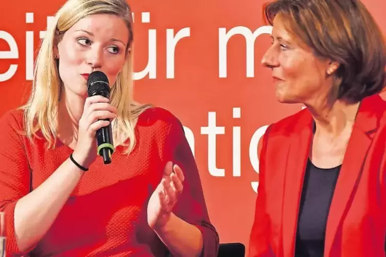 Isabel Mackensen 2017 bei einem Wahlkampfauftritt mit Ministerpräsidentin Malu Dreyer (rechts).