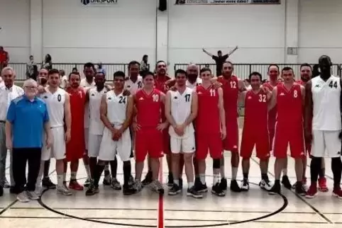 Sie spielten Basketball in Erinnerung an Stuart Robbins. Foto: Frei