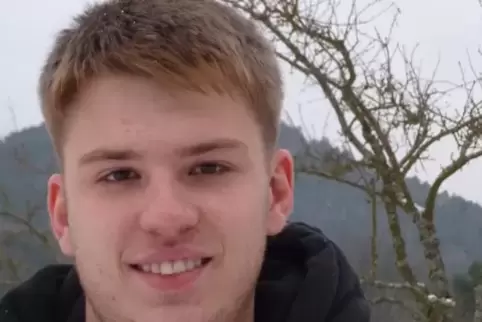 Niklas vor dem Apfelbaum in Böllenborn, der ihm gewidmet wurde.  Foto: Hirsch