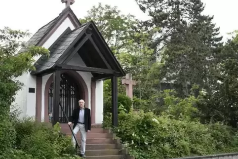 Rudi Dibutsch vor dem Kapellchen, das in der Nähe der Grenze zwischen den beiden Ortsteilen liegt. Foto: BOLTE