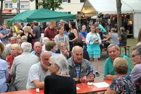 Feiern auf der Straße: Am Wochenende in Schwegenheim.  Archivfoto: Lenz