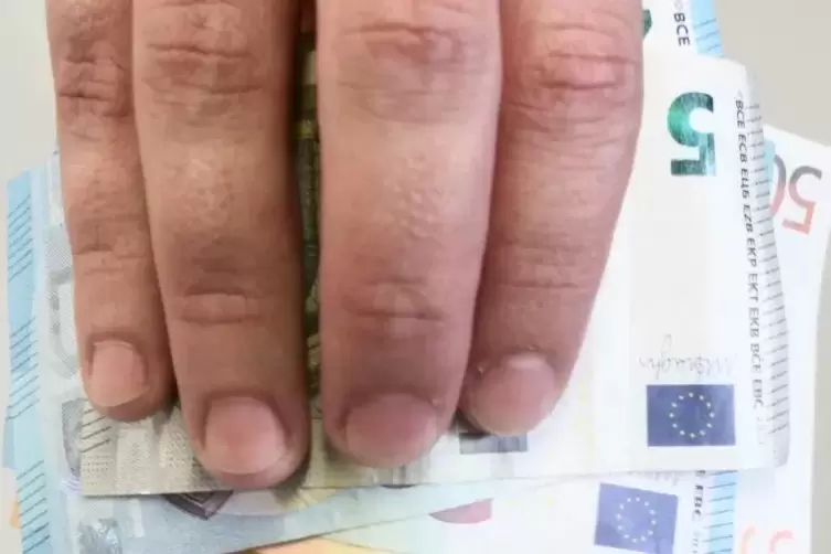 2500 Euro entrissen: Ein Jugendlicher stahl einer 81-Jährigen das Geld, das sie bei einer Bank einzahlen wollte. Symbolfoto: Jun