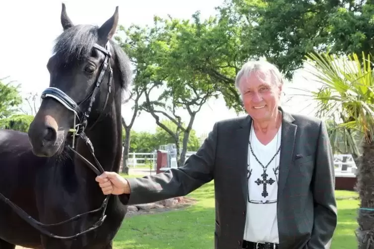 Investor Gerd Russy mit seinem Pferd Bukephalos, benannt nach dem Streitross von Alexander dem Großen. Es soll ein Niederländisc