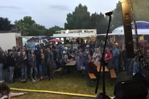 Kabelkanäle (vorne gelb) – hier ein Archivbild aus dem Jahr 2018 – kreuzen den Festplatz.  Foto: BOLTE