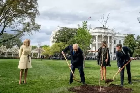 Schaufeln für die Freundschaft: Trump und Macron im April 2018 im Garten des Weißen Hauses in Washington. Foto: dpa