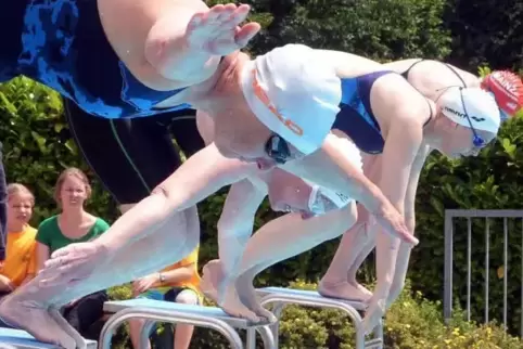 Neben Mixed- und Familienstaffel gibt es beim Seniorenschwimmfest in Deidesheim auch jede Menge Einzeldisziplinen (hier 2013 der