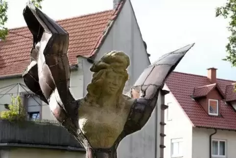 Die Skulptur wurden anlässlich des Jubiläums der Partnerschaften der Stadt Kandel mit Reichshoffen und Whitworth geschaffen.  Fo