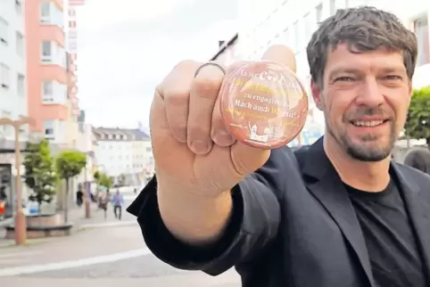 City-Manager Constantin Weidlich wirbt mit einem Button für die Fußgängerzone. Die Idee dazu hatte Bernd Ernst.