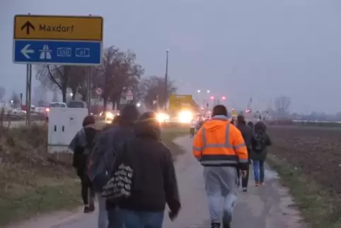 Die Amazonbeschäftigten müssen ein teils gefährlichen Fußweg ins Gewerbegebiet zurücklegen.  Archivfoto: rxs