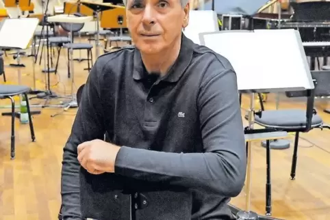 Jenseits des Rampenlichts zu Hause: Orchesterwart Dietmar Büchel im Konzertsaal der Philharmonie.