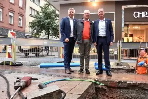 Ortstermin: Bernd Bohn, Hanno Scherer und Richard Mastenbroek auf der Baustelle für den Trinkwasserbrunnen.  FotoS: HAMM