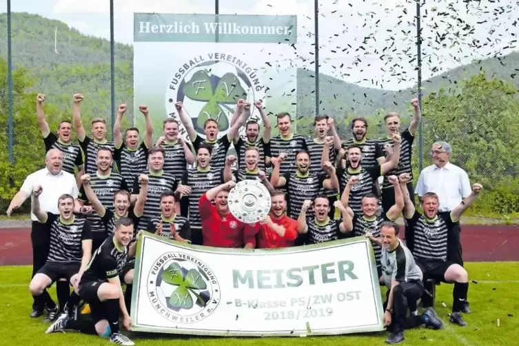 Meister Münchweiler im Konfettiregen: (obere Reihe von links) Spielertrainer Daniel Hoffmann, André Göller, Pascal Göller, Toni 