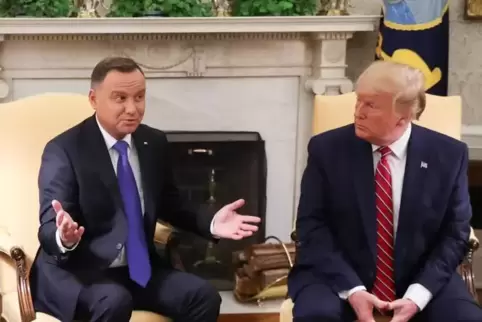 Polens Ministerpräsident Andrzej Duda spricht, US-Präsident Donald Trump hört zu.  Foto: REUTERS