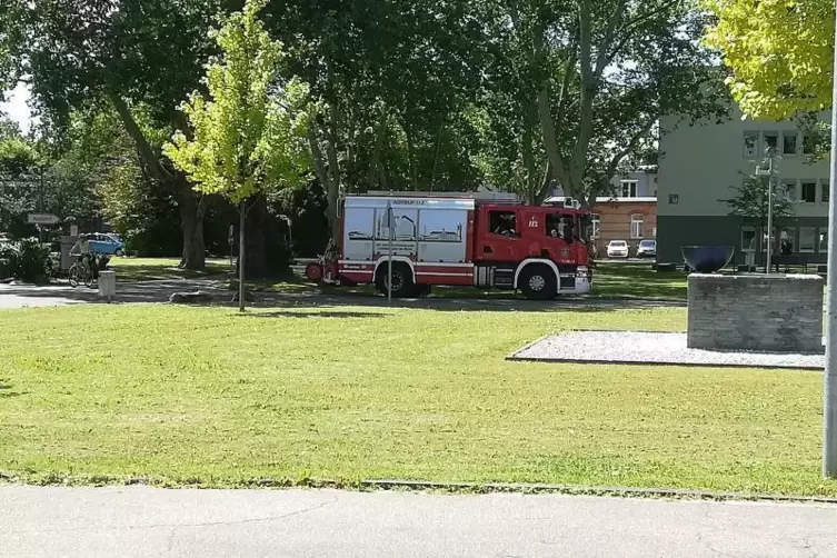 Die Feuerwehr auf dem Gelände des Klinikums. Foto: ax