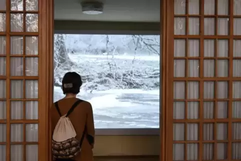 Wie ein Bild oder ein Fenster wirkt die Videoinstallation von Judith Röder in der Sakristei der Zwölf-Apostel-Kirche.  Foto: BOL