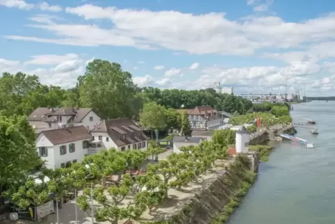 Die neue Landebrücke soll zwischen dem Viking-Anleger und der Strandbar am Ende der Promenade errichtet werden.  Foto: Balzarin
