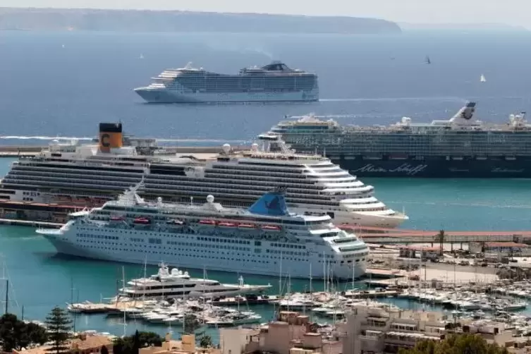 Kreuzfahrtschiffe im Hafen von Palma de Mallorca. Die Hauptstadt der Baleareninsel zählt zu den beliebtesten Kreuzfahrtzielen im