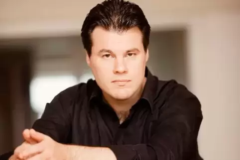 Der international gefragte Pianist Henri Sigfridsson verachtet auch den Pfälzer Wein nicht – vor dem Abschlusskonzert des Hambac