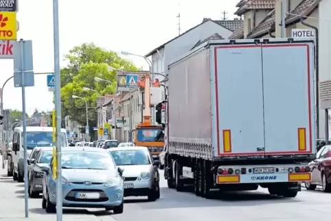 Voll der Verkehr in der Maxdorfer Hauptstraße und darüber sprechen alle bei der Redaktion vor Ort.