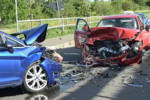 Beide Fahrzeuge mussten abgeschleppt werden.  Foto: Linzmeier-Mehn