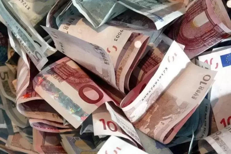 Mehr Geld: Bund und Land haben mehr Euros in den Kassen, die Kommunen fordern einen Anteil daran.  Archivfoto: DPA