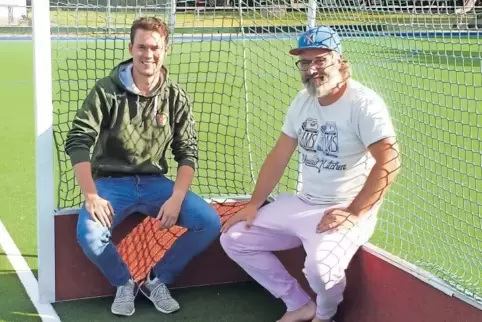 Wo die Trainer sitzen, soll der Ball rein: Hans-Christian Damm (TG Frankenthal) und Andreas Schanninger (DHC) im Tor auf dem Dür