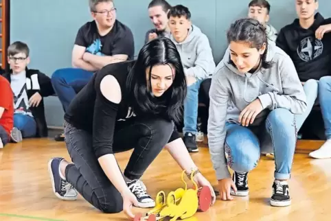Die schönste Rennmaus: Juliya Soldan (links) und Lisa Rrustaj haben für ihr Modell den Designpreis verliehen bekommen.