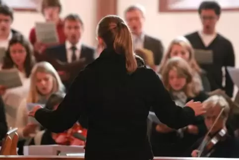 In die Geheimnisse der Menschenführung beim Dirigieren wollen Bezirkskantorin Anna Linß und Landeskirchenmusikdirektor Jochen St