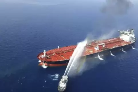 Nadelöhr des Ölhandels: eins der Schiffe, die am Donnerstag im Golf von Oman durch bisher ungeklärte Angriffe beschädigt wurden.