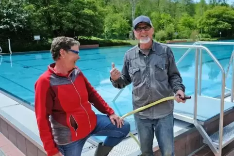 Horst Pirmann unterstützt Schwimmmeisterin Jutta Döring in Contwig seit vergangenem Jahr als Rettungsschwimmer. Foto: Moschel