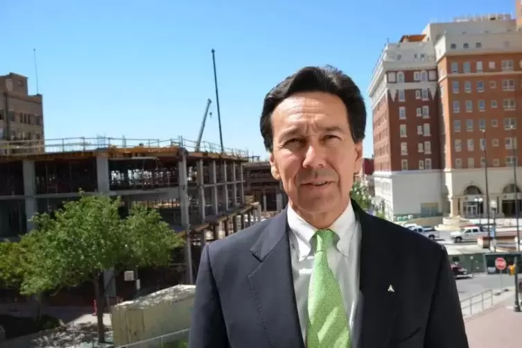 Jon Barela, Chef der Borderplex Alliance, einer Gesellschaft f&uuml;r Wirtschaftsf&ouml;rderung, auf dem Balkon seines B&uuml;ros in El Paso. E