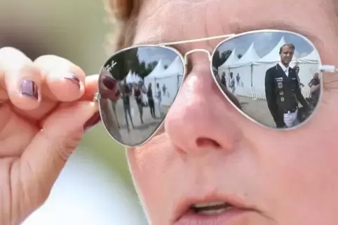 Eine Sonnenbrille gilt nicht als Vermummung.  Foto: Dpa