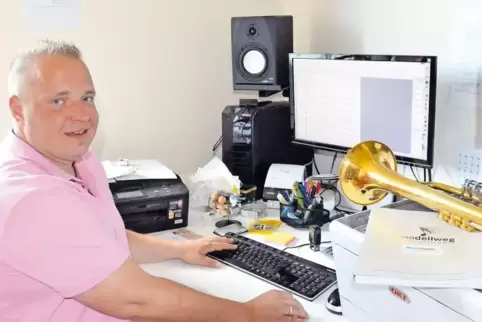 Timo Dellweg verbringt viele Stunden am Schreibtisch, denn er verlegt seine Musik selbst.